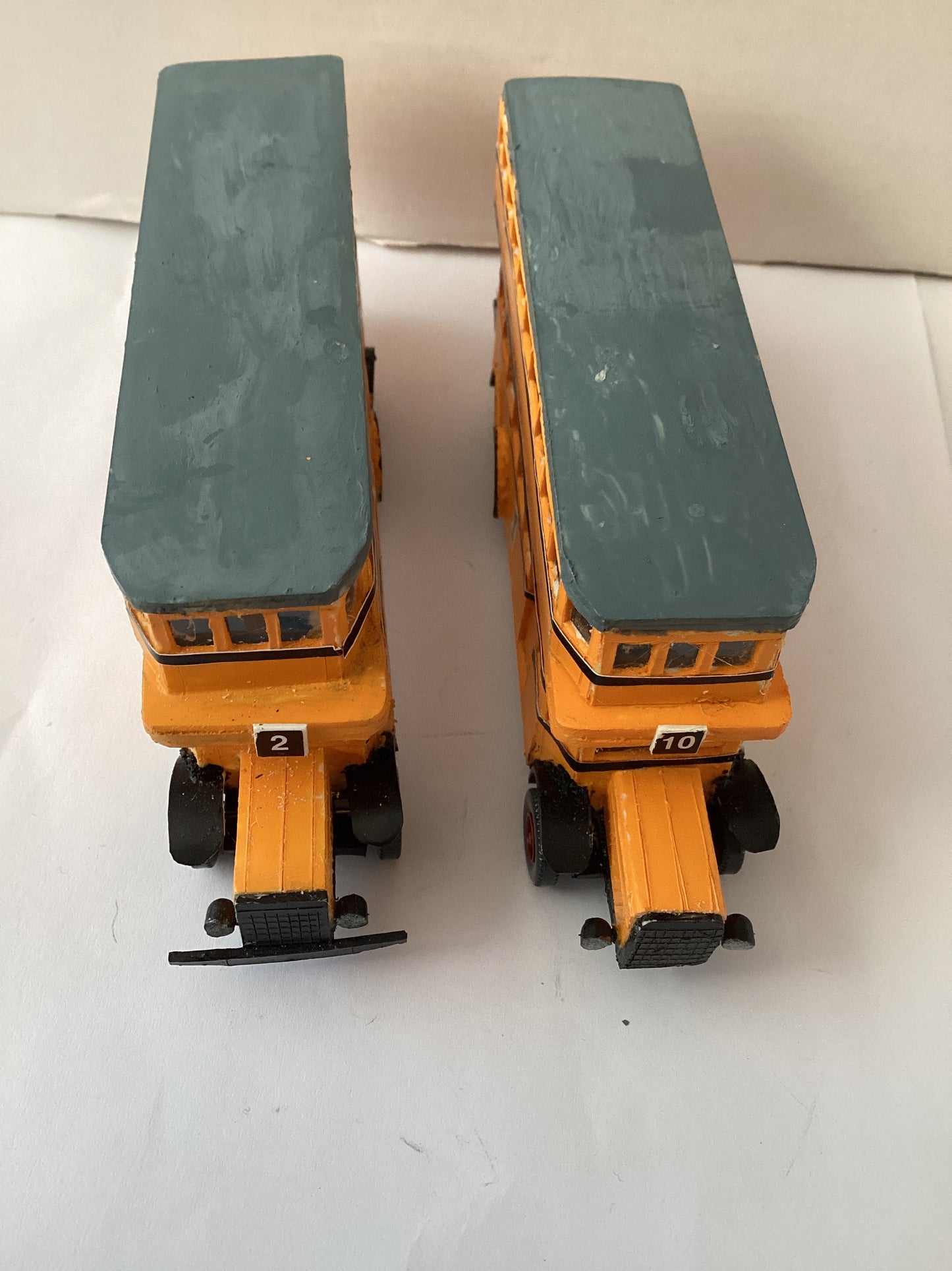2 X PLASTIC.KIT BUILT 1,87 SCALE  (HO/OO Gauge) PLASTIC DOUBLE DECKER BUS