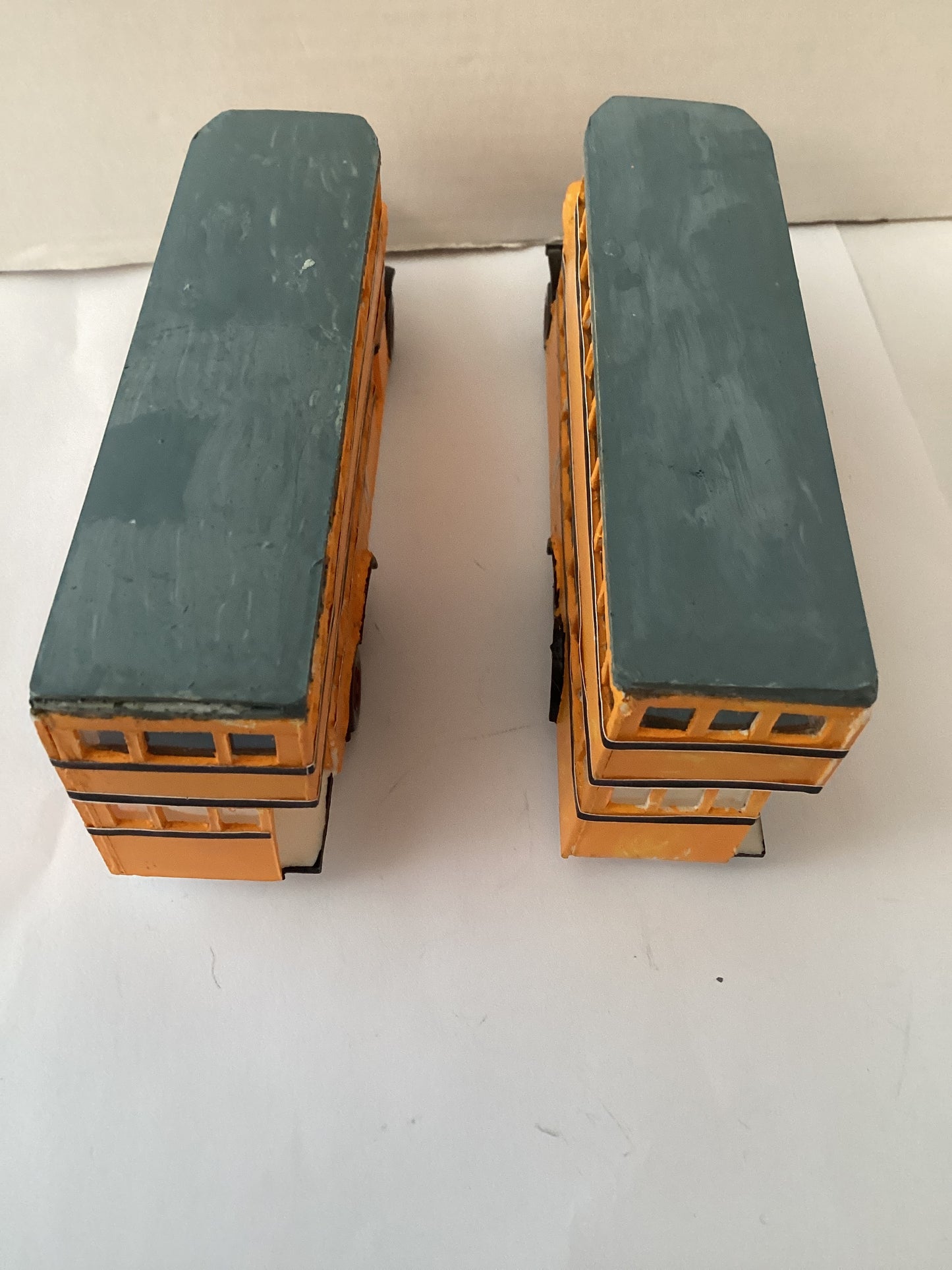 2 X PLASTIC.KIT BUILT 1,87 SCALE  (HO/OO Gauge) PLASTIC DOUBLE DECKER BUS