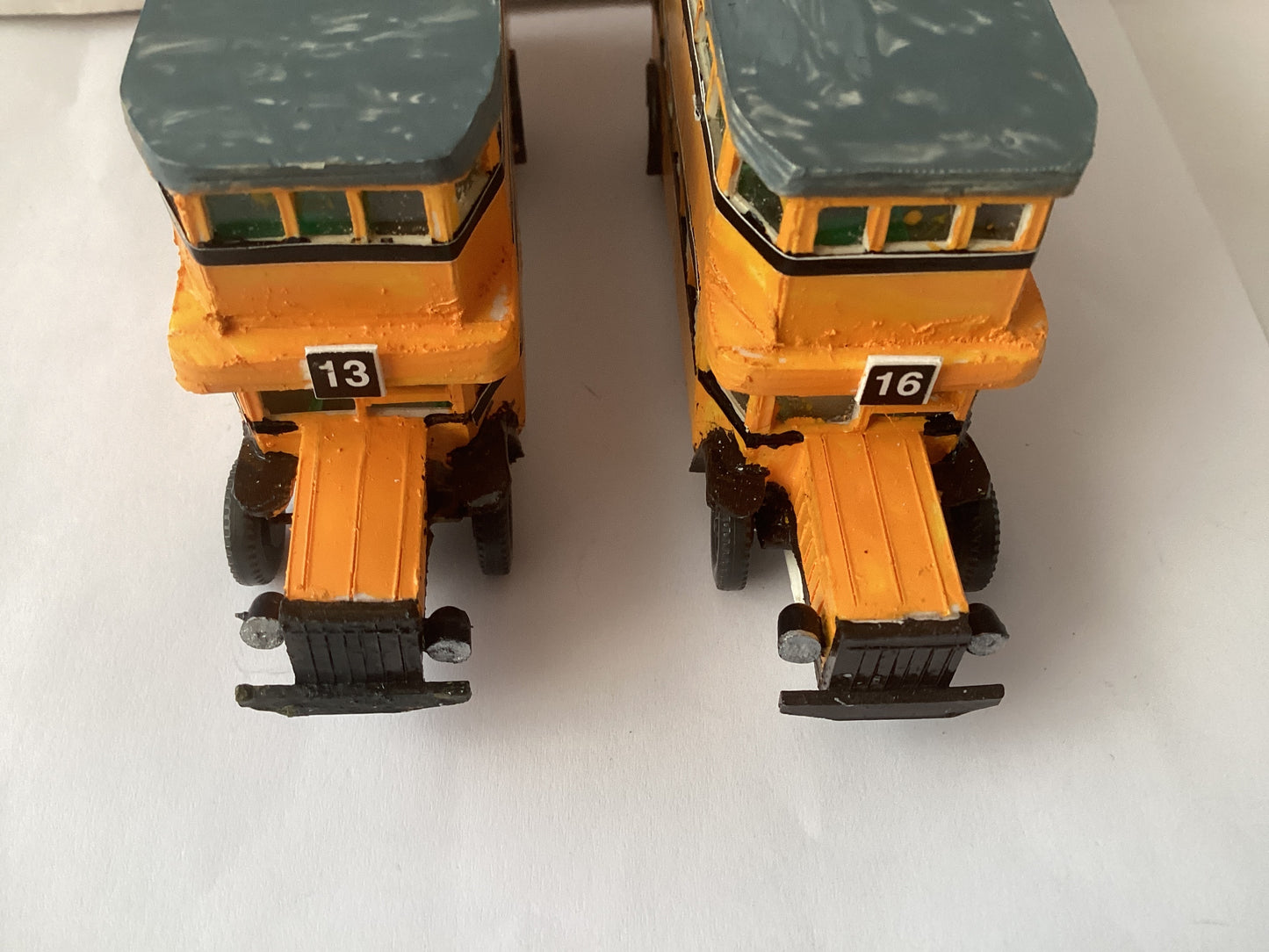 2 X PLASTIC.KIT BUILT 1,87 SCALE  (HO/OO Gauge) PLASTIC DOUBLE DECKER BUS