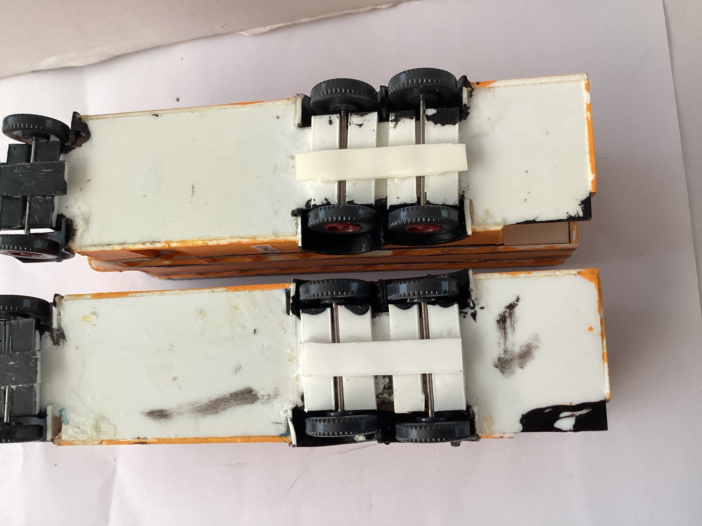 2 X PLASTIC.KIT BUILT 1,87 SCALE  (HO/OO Gauge) PLASTIC DOUBLE DECKER BUS