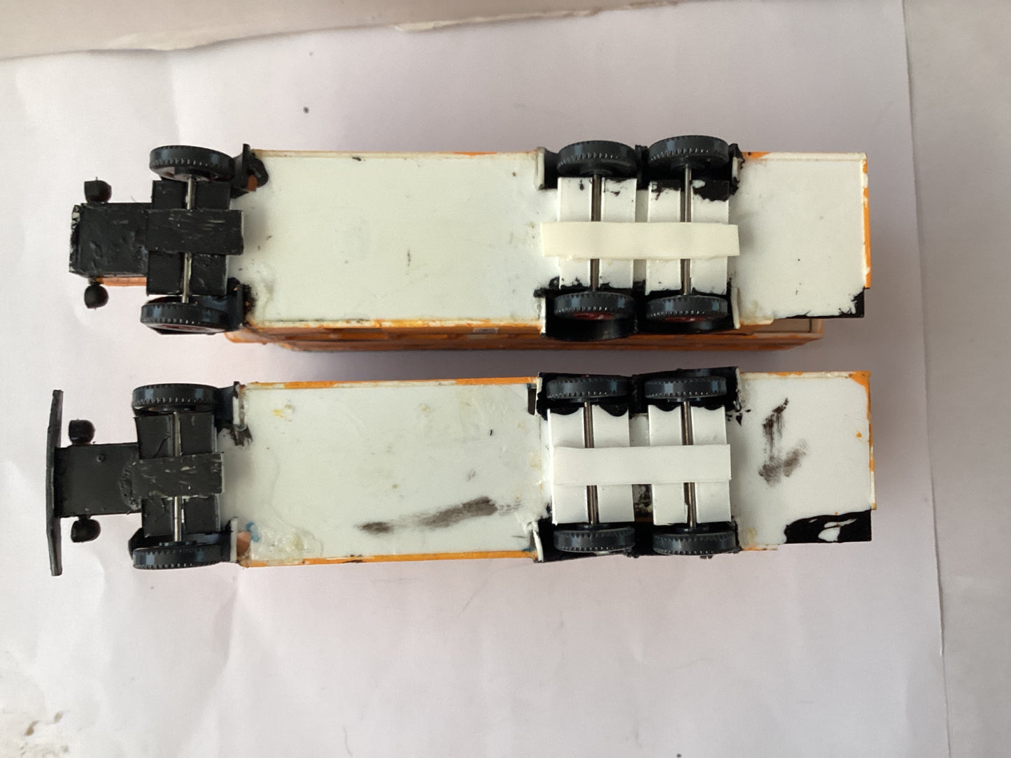 2 X PLASTIC.KIT BUILT 1,87 SCALE  (HO/OO Gauge) PLASTIC DOUBLE DECKER BUS