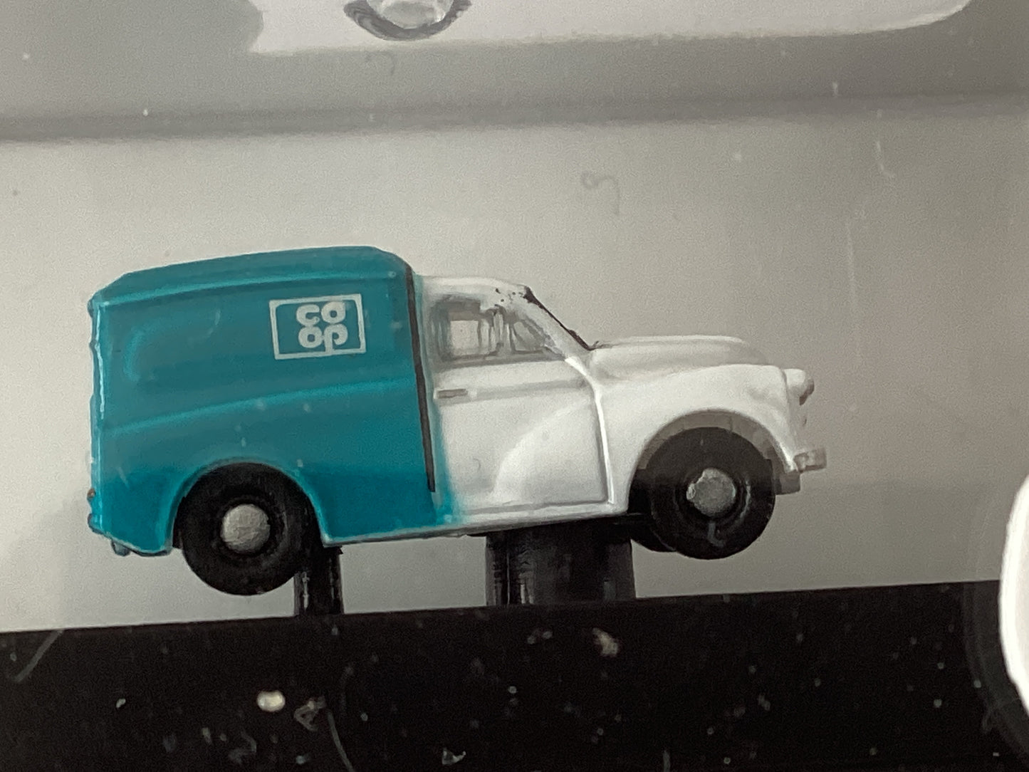 Oxford diecast N GAUGE CODE NMMT012 = MORRIS 1000 VAN CO-OP