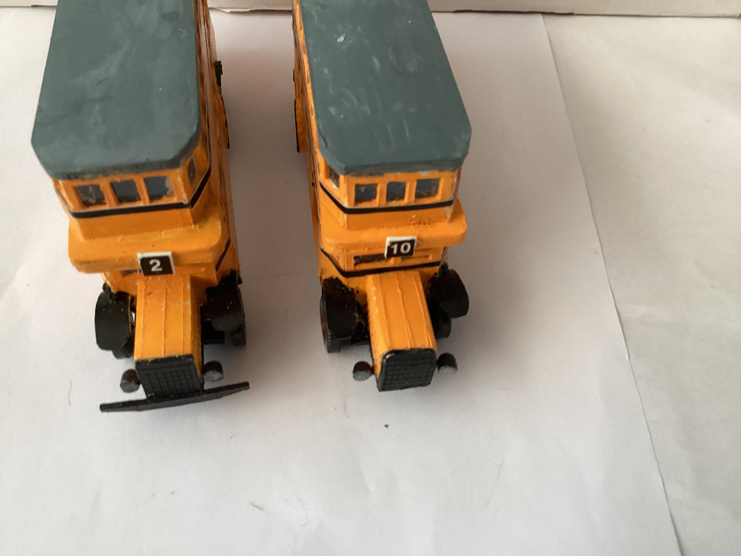 2 X PLASTIC.KIT BUILT 1,87 SCALE  (HO/OO Gauge) PLASTIC DOUBLE DECKER BUS