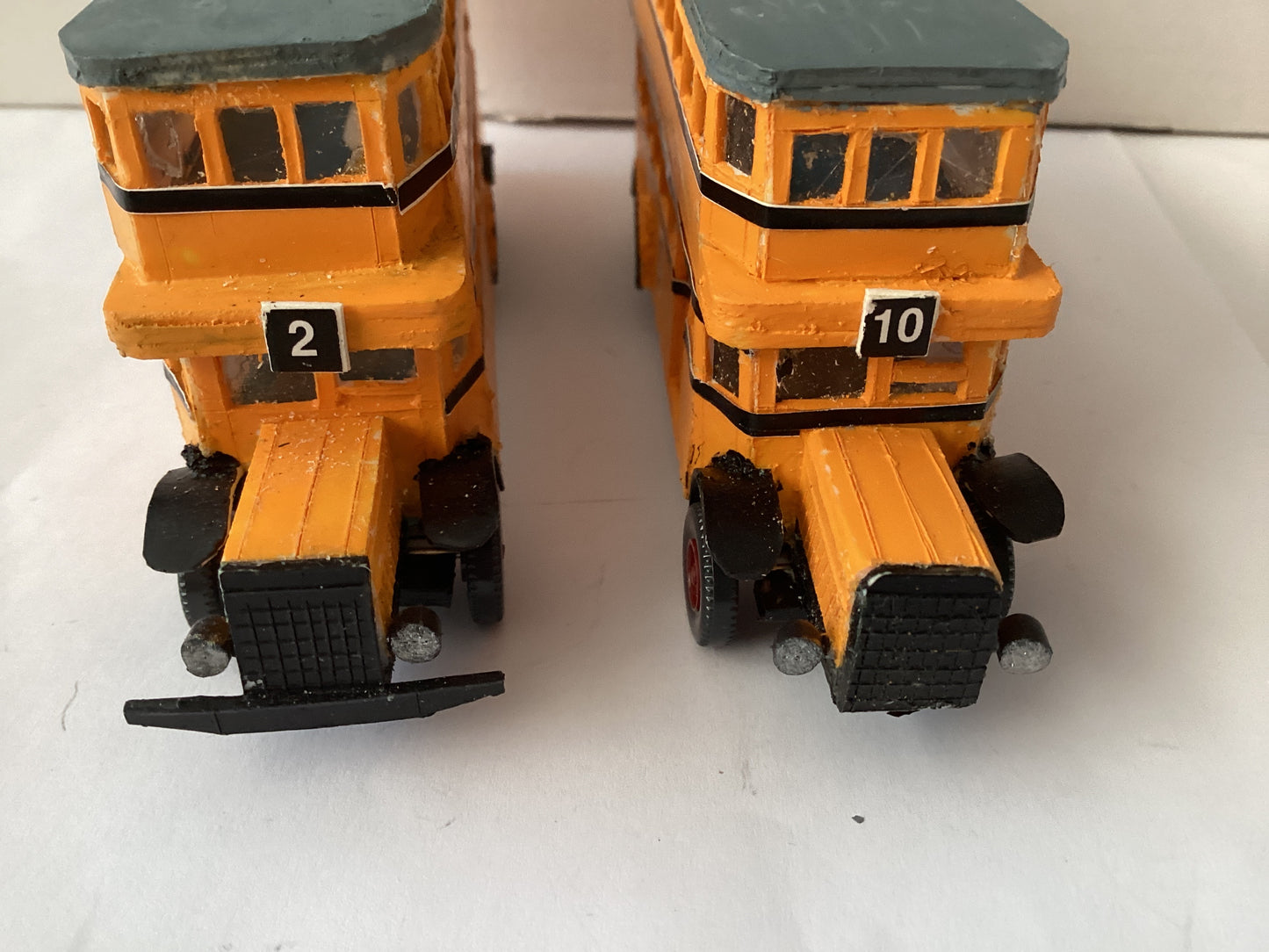 2 X PLASTIC.KIT BUILT 1,87 SCALE  (HO/OO Gauge) PLASTIC DOUBLE DECKER BUS